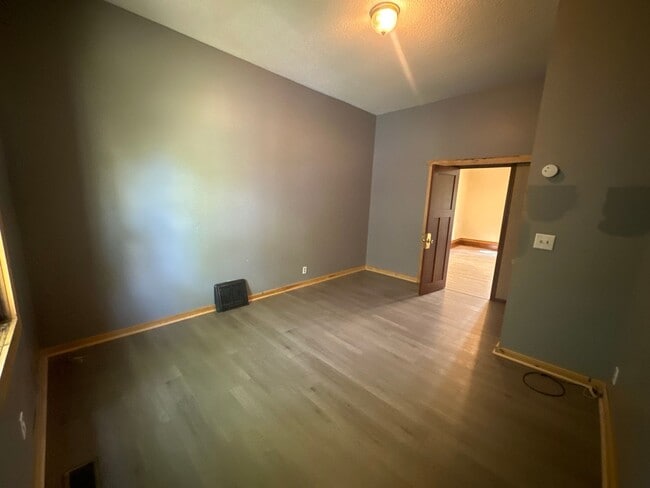 Building Photo - Spacious 3 bedroom unit