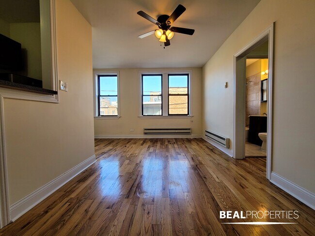 Foto del edificio - 818 W Diversey Pkwy