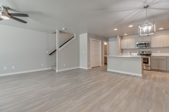 Foto del edificio - Now Leasing this 3 Bedroom Townhome!