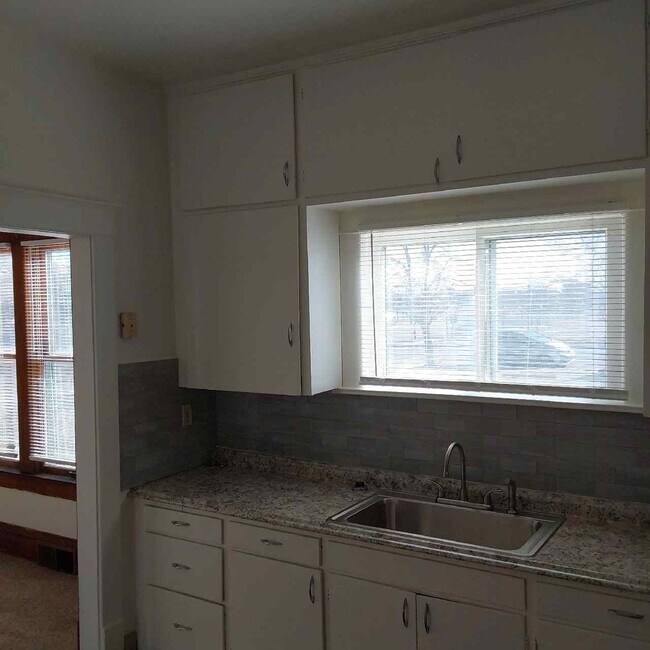 Building Photo - 108 Maple Ave
