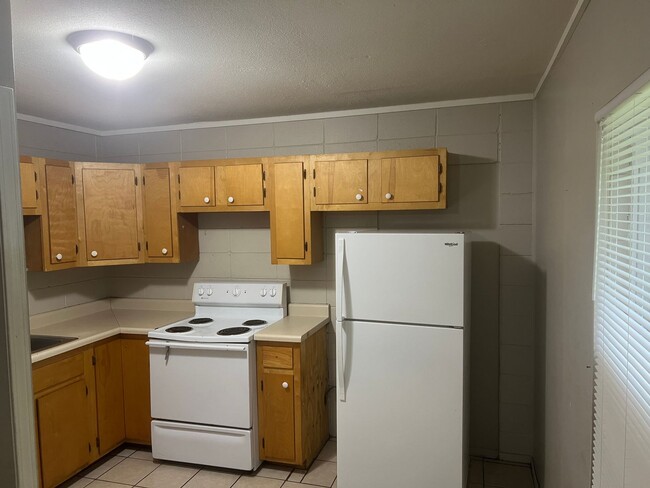 Building Photo - 2 Bed 1 Bath Duplex