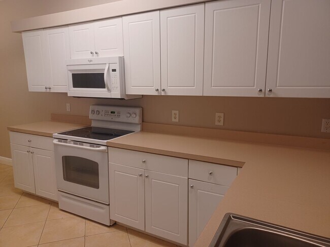 Building Photo - Spacious  ground floor  2/2 in gated community