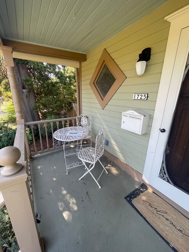 Building Photo - Stunning 3 bedroom/ 2 bath Victorian 2 sto...