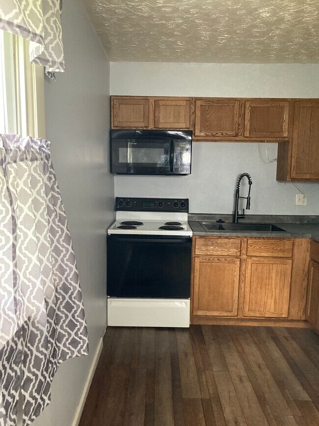 Foto del edificio - 2 bedroom with fenced in yard