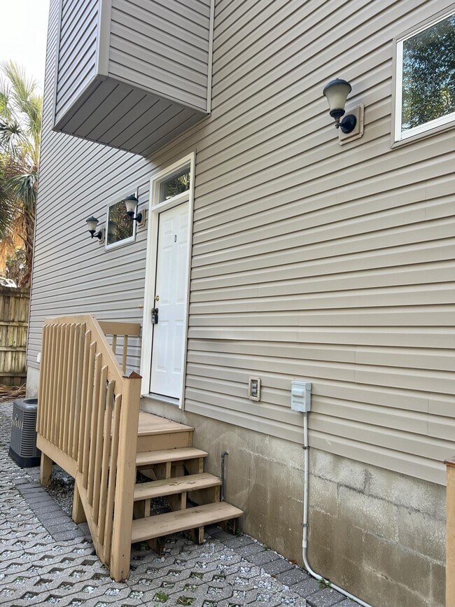 Building Photo - 1147 N Bayshore Dr