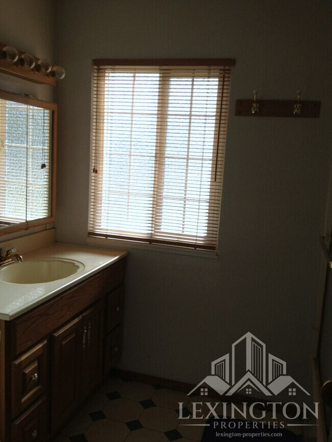 Foto del edificio - Charming 4-Bedroom Home in Arden-Arcade with Spacious Yard & Convenient Location