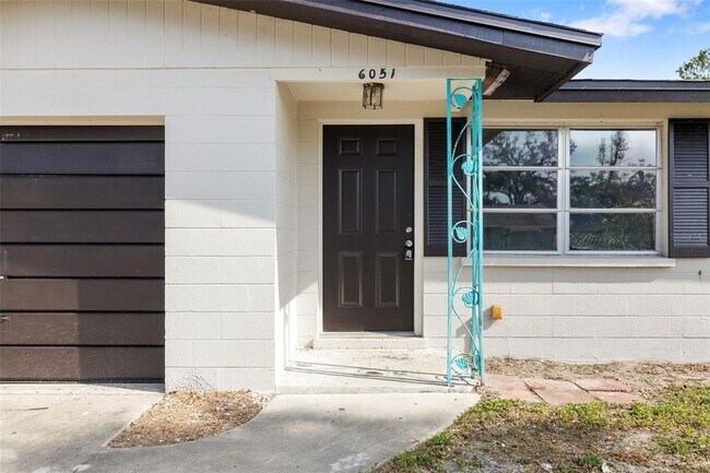 Foto del edificio - 6051 Carlton Ave