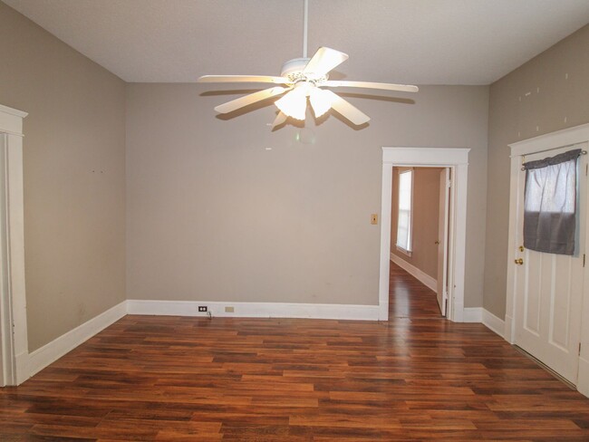 Building Photo - Move in Ready! Close to downtown Athens!