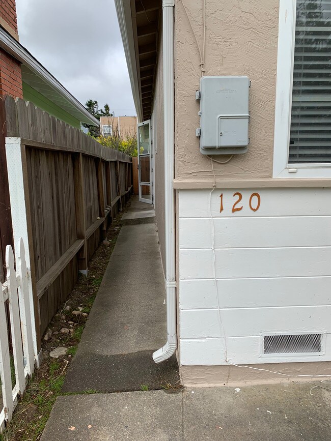 Building Photo - 120 B St