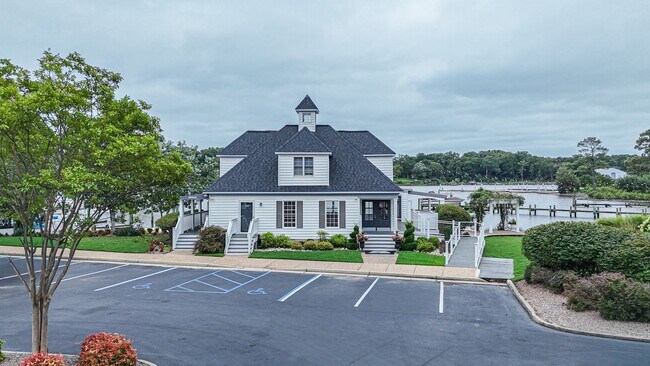 Building Photo - Marina Bluff