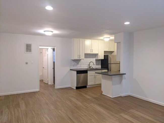Building Photo - 6142 Eleanor Ave