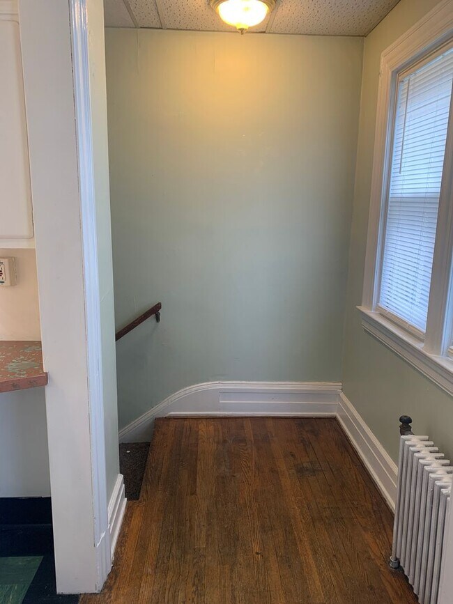 Building Photo - Video in Pictures! 3rd Floor Spacious 1 Be...