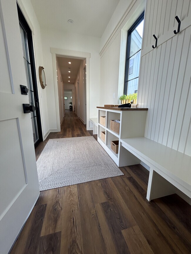 Entrada desde el garaje para 2 coches - Cuarto de maletero/vestíbulo - Tenalach Neighborhood Homes At Prairie's Edge