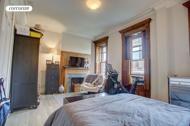 Building Photo - 100 W 76th St