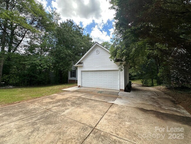 Foto del edificio - 1617 Sugar Hollow Dr