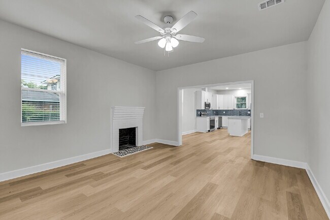 Foto del edificio - Cute all brick ranch on a large corner lot with fenced in yard and 1 car garage