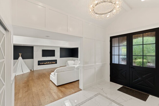 Building Photo - Lochmoor Lakeview Home in Bellevue