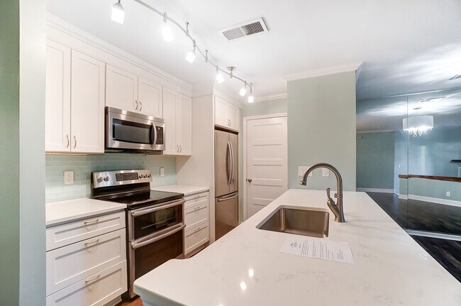 Building Photo - Move-in Ready 2 Bedroom Condo in Waterfron...
