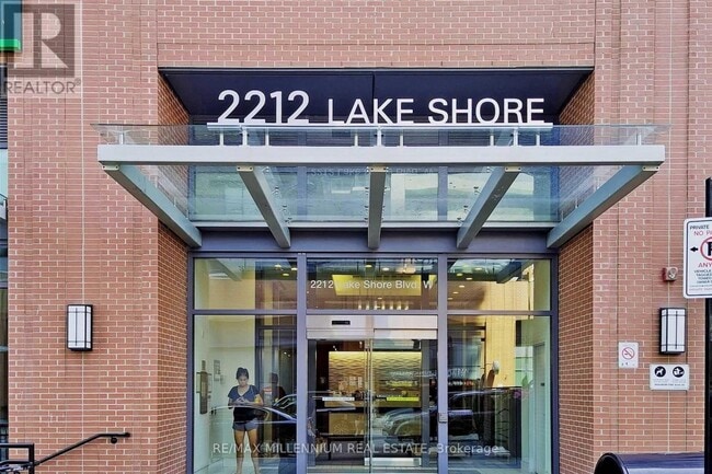 Photo du bâtiment - 2212 Lake Shore Blvd W