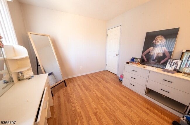 Building Photo - 739 Upper Way