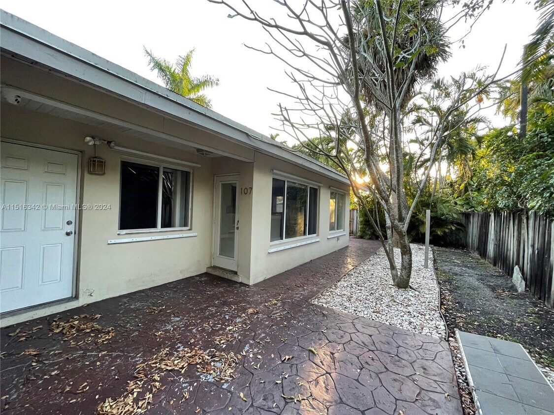 Primary Photo - 107 SW 19th Ave