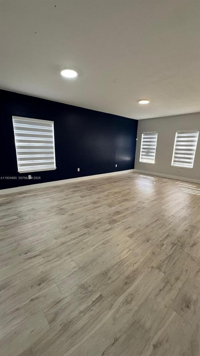 Foto del edificio - 22175 Miami Ave