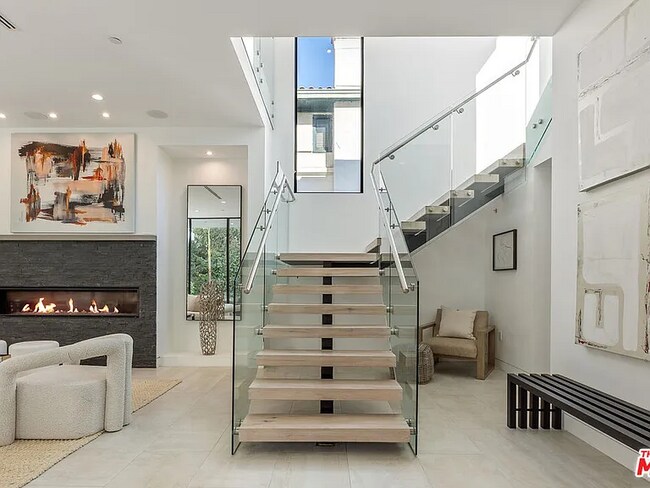 Building Photo - 1621 N Fairfax Ave