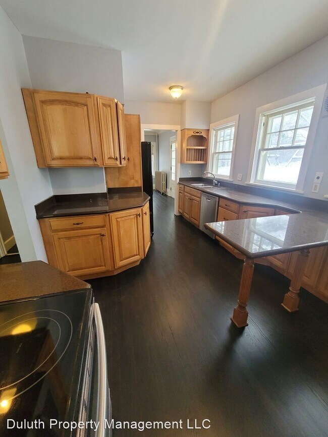 Building Photo - 5 br, 3 bath House - 2415 E 2nd St