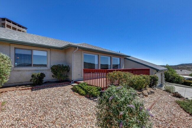 Foto del edificio - Large 3 bedroom 2 bathroom home in Prescott