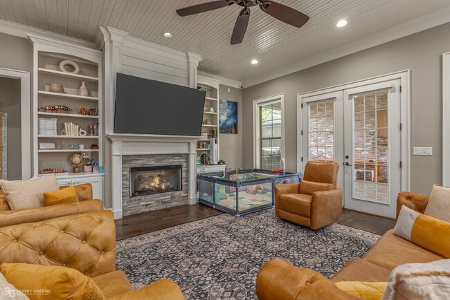 Building Photo - Oak Alley Neighborhood!