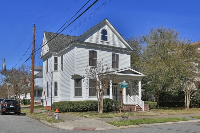 Building Photo - Historical Register Century Home- Ready Jan 2026