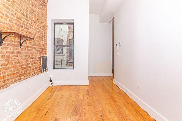 Building Photo - 487 Chauncey St