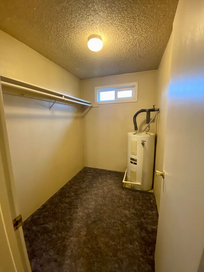 Building Photo - 1 bed 1 bath duplex with single car garage!