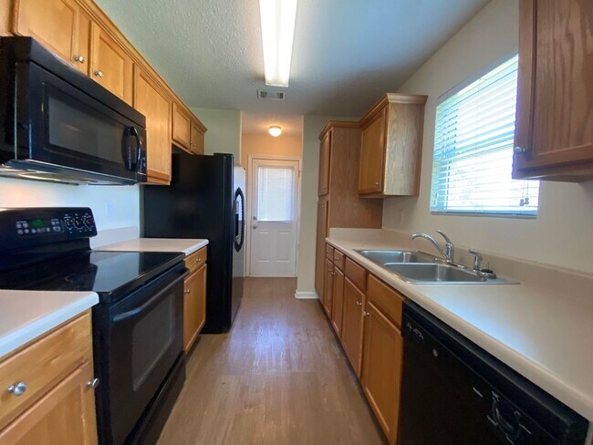 Foto del edificio - PRE-LEASING FOR AUGUST 2 2026! FENCED IN BACK YARD! 1/2 Off Deposit!