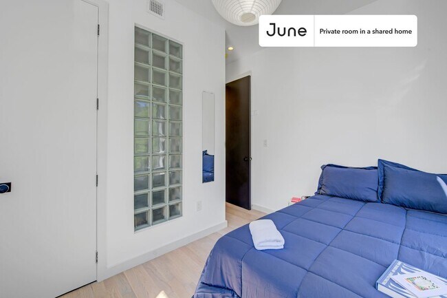 Foto del edificio - Enchanting ROOM at The Maison Suydam