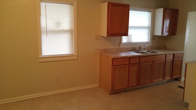 Building Photo - 4 Bedroom 2 Bathroom $1500.00
