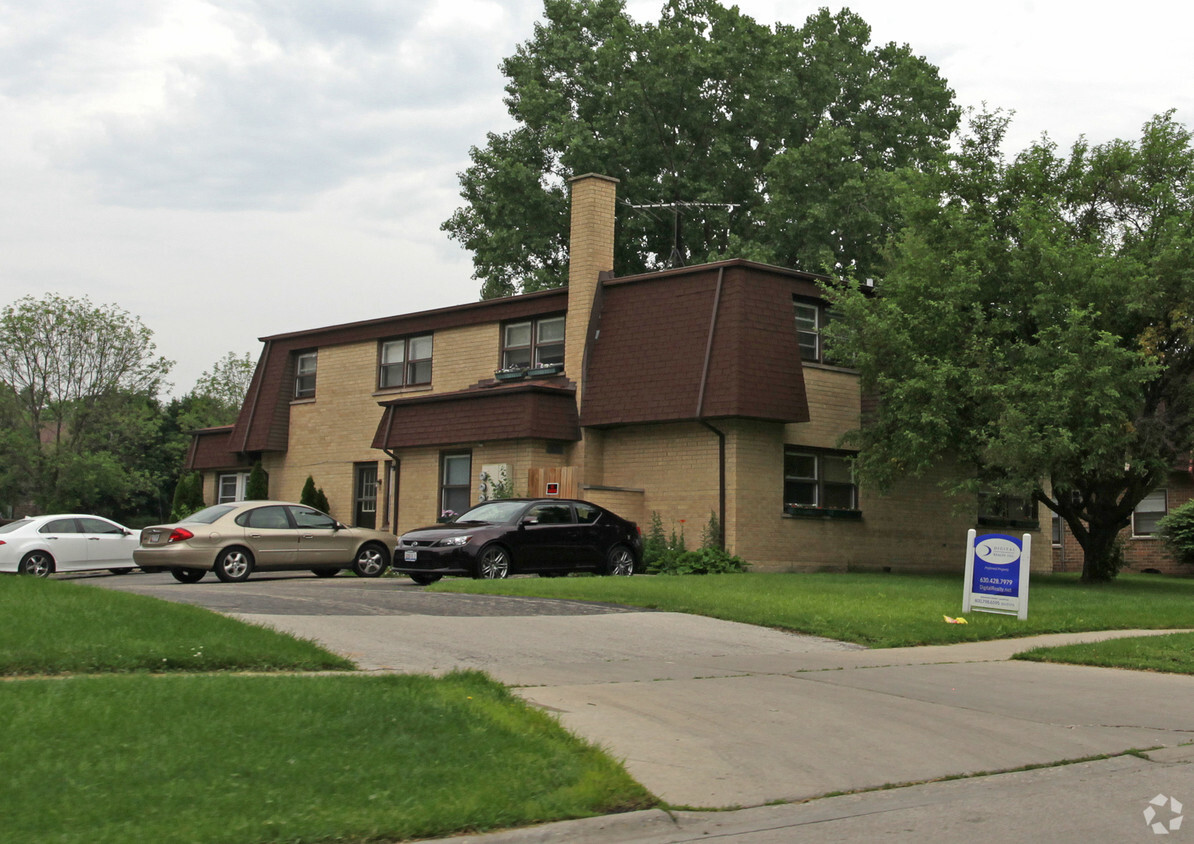 Primary Photo - 127 S Whispering Hills Dr
