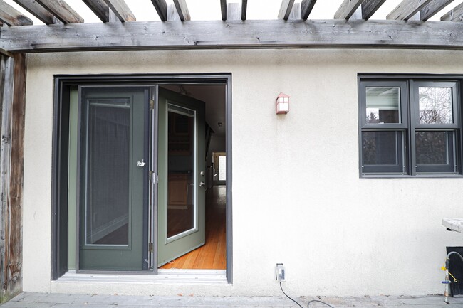 Building Photo - 172 Crichton St