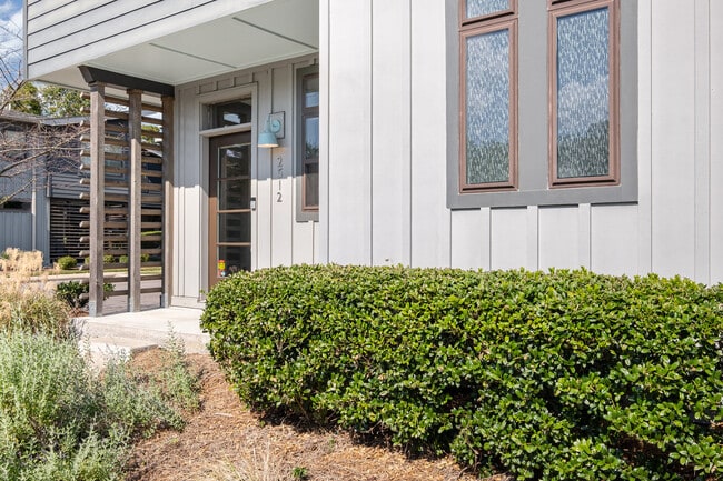 Building Photo - 2512 Colbert Dr