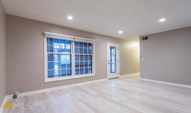 Building Photo - 3091 Colonial Way