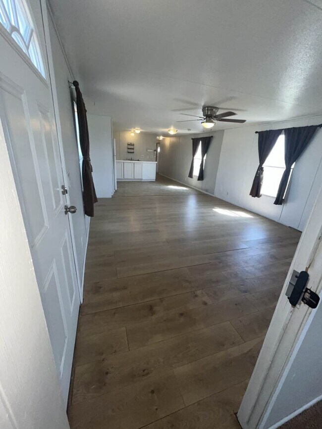 Building Photo - Charming 3 Bedroom, 1 Bath | House with HU...