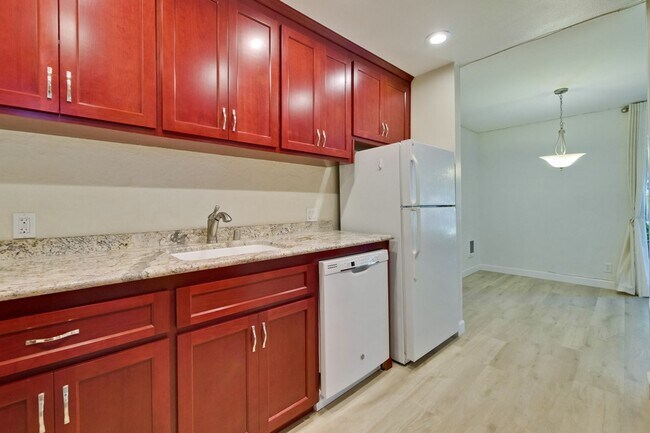 Building Photo - Beautiful 2BR 2BA downstairs condo in Moun...