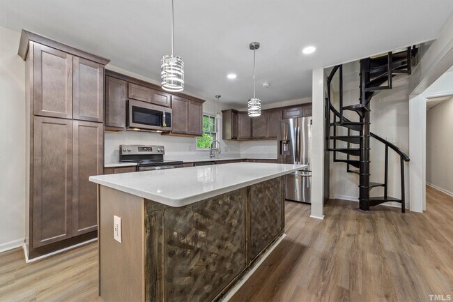 Foto del edificio - Room in Single Family Home on Buckingham Rd