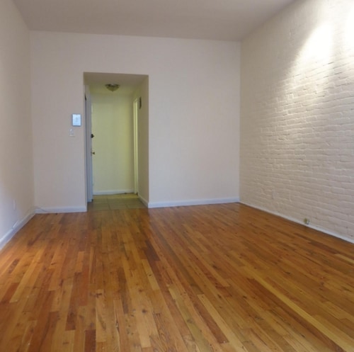 Building Photo - 404 E 78th St
