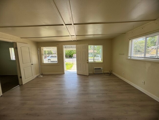 Foto del edificio - 2 Bedroom Home With A Spacious Yard