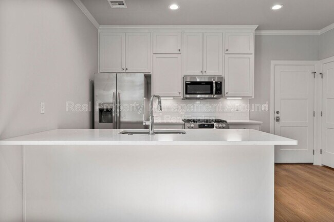 Building Photo - 101 E 11th St S