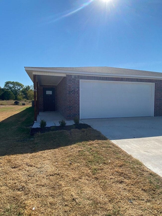 Building Photo - Available for Pre-leasing Today! -Three Bedroom | Two Bathroom Duplex in Lawlis Ranch