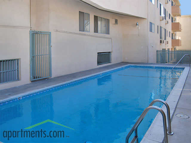 Sparkling Pool - Hollywood Royale Apartments