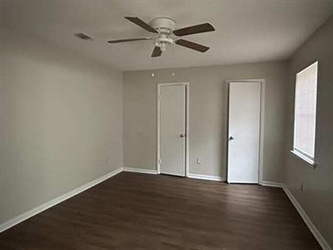 Foto del edificio - 220 Garden Cir