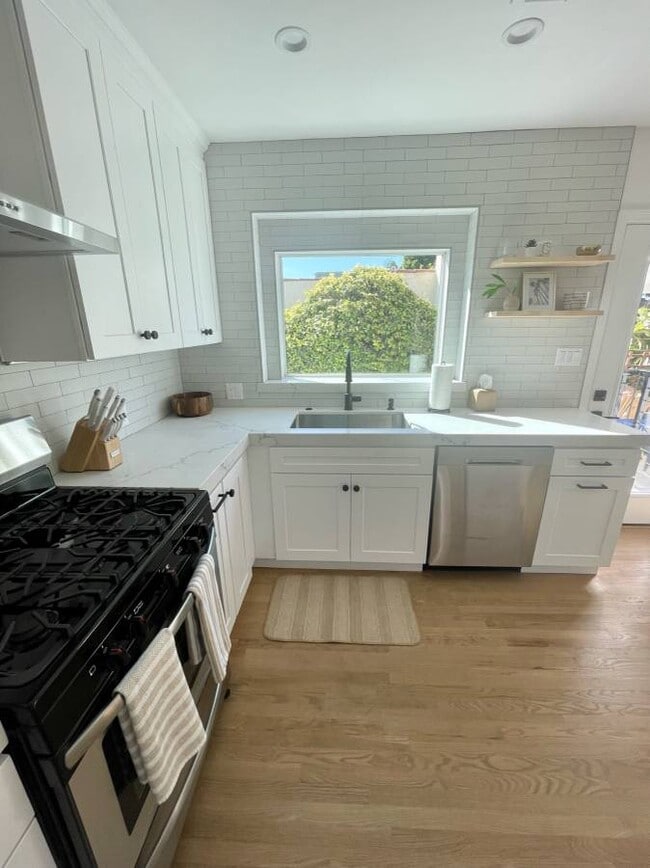 Kitchen sink - 1644 Wellesley Ave
